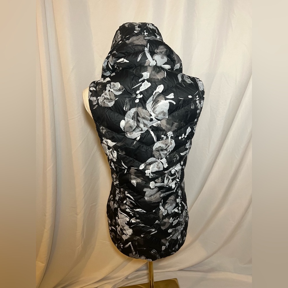 Lole Black Winter Bloom Hooded Down Vest | XS - Picture 6 of 14